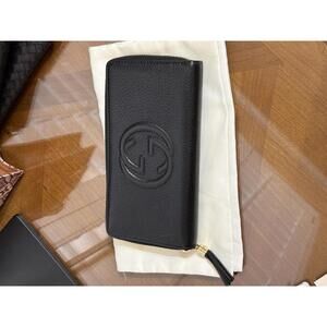 Gucci Soho zip-around long wallet in black pebbled leather with a tassel accent